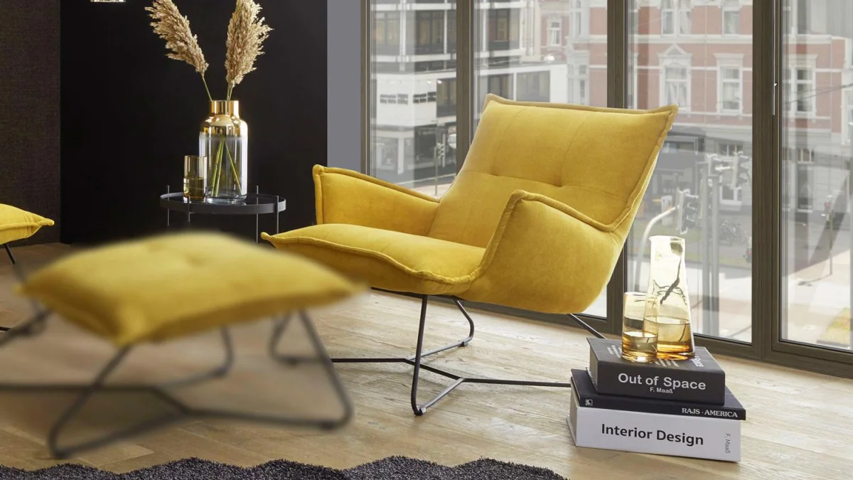 Gemütlicher Sessel als Leseecke im Wohnzimmer