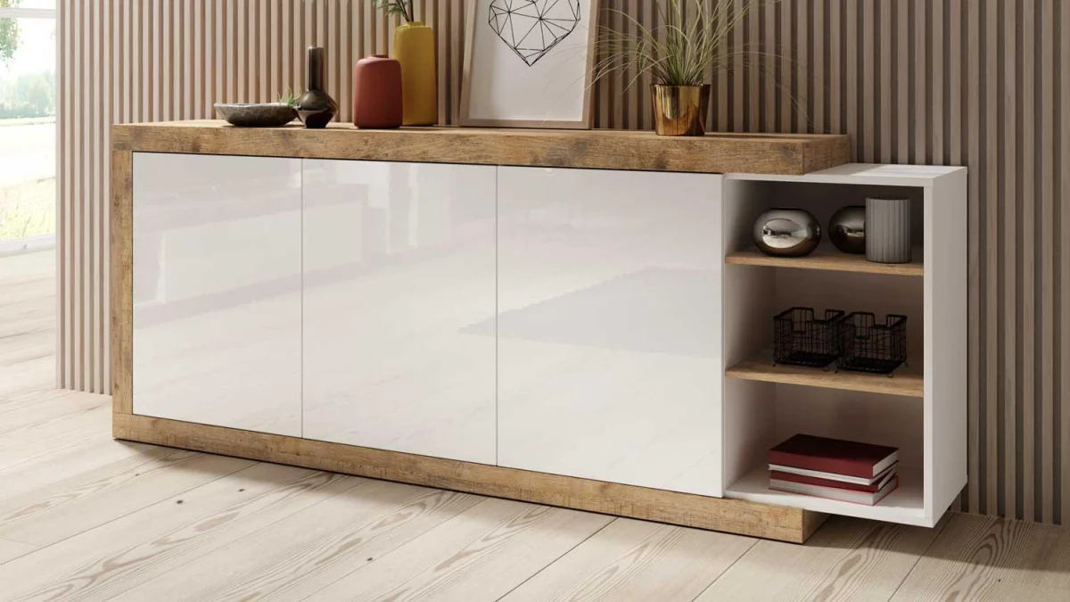 Holzkommode mit Pflanzen und Dekoelement im Wohnzimmer